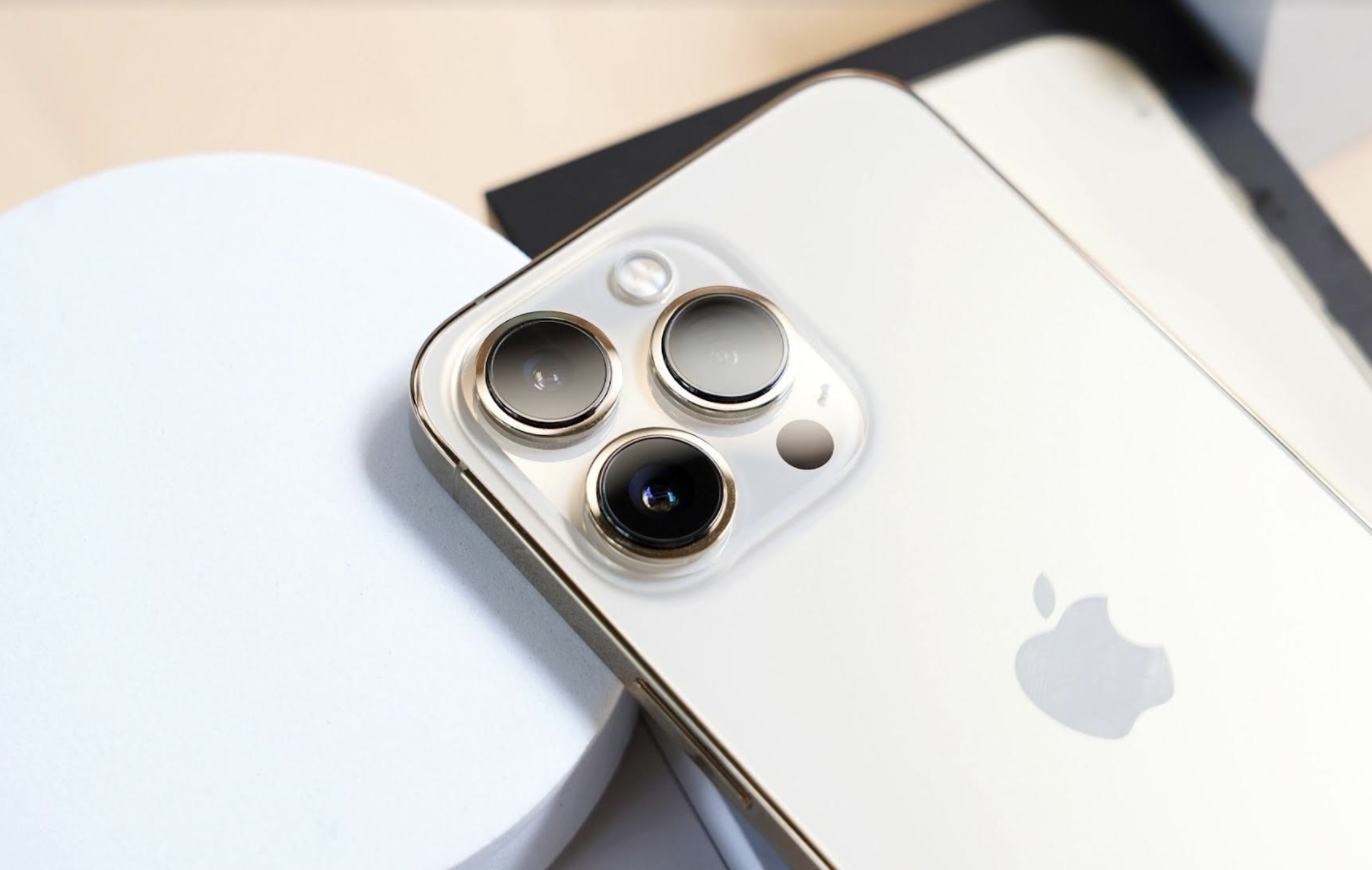 Iphone 13 Pro màu trắng có bộ camera 3 ống kính 12MP